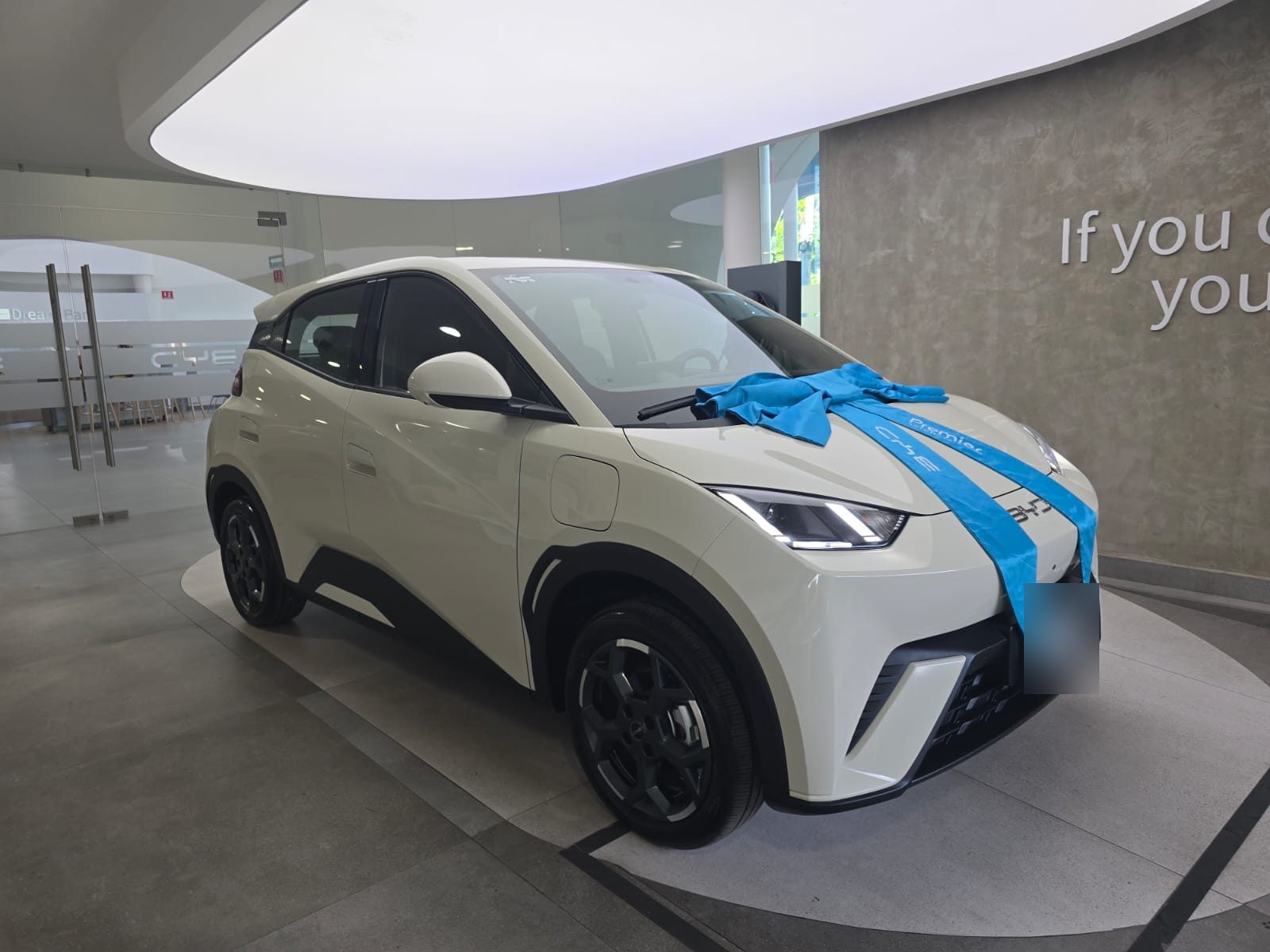 Vehículo eléctrico blanco en sala de exhibición