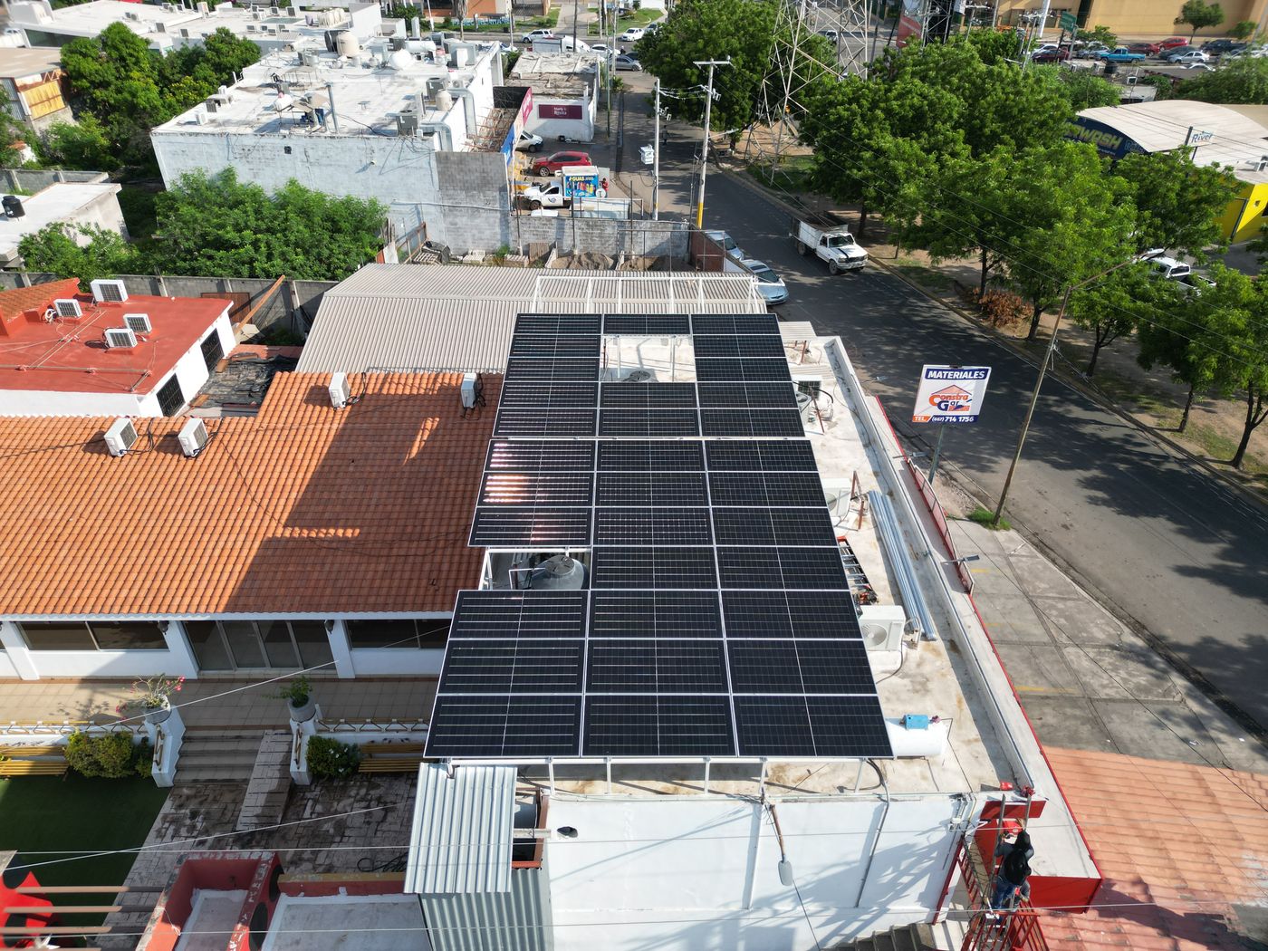 Sistema de paneles solares instalado en la azotea de un comercio