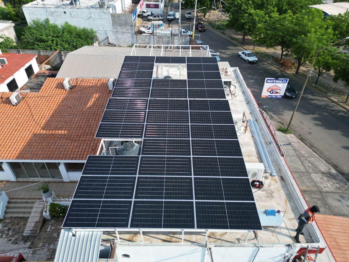 Módulos fotovoltaicos montados sobre estructura en azotea